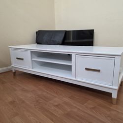Very Nice White TV Console/cabinet