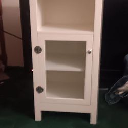Small Cabinet/end Table With Glass Door
