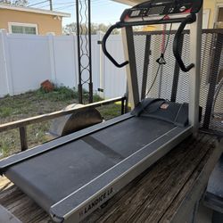 Treadmill. Landice L8 - Light Commercial Equip