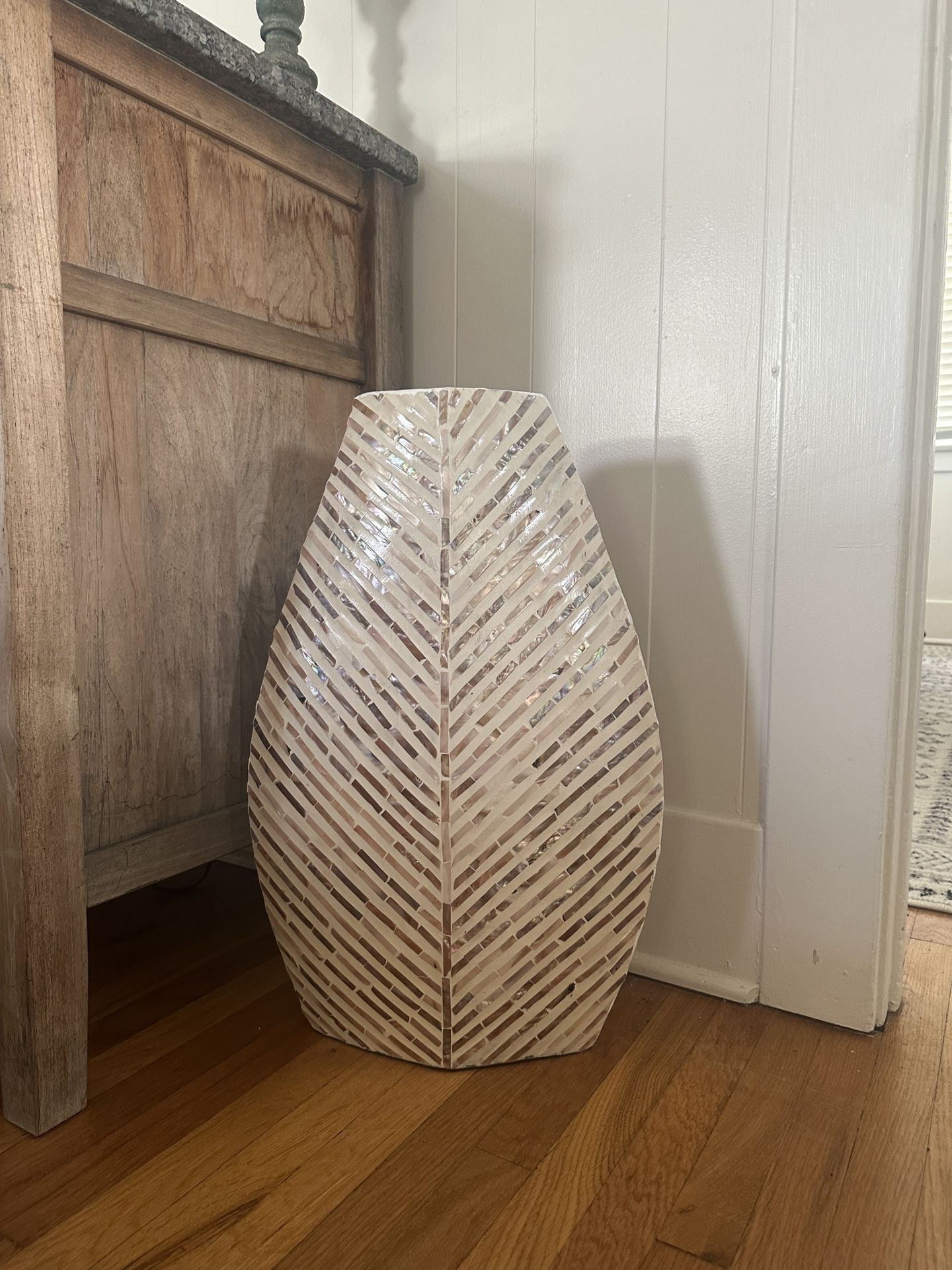 Mother of Pearl Herringbone Leaf Vase