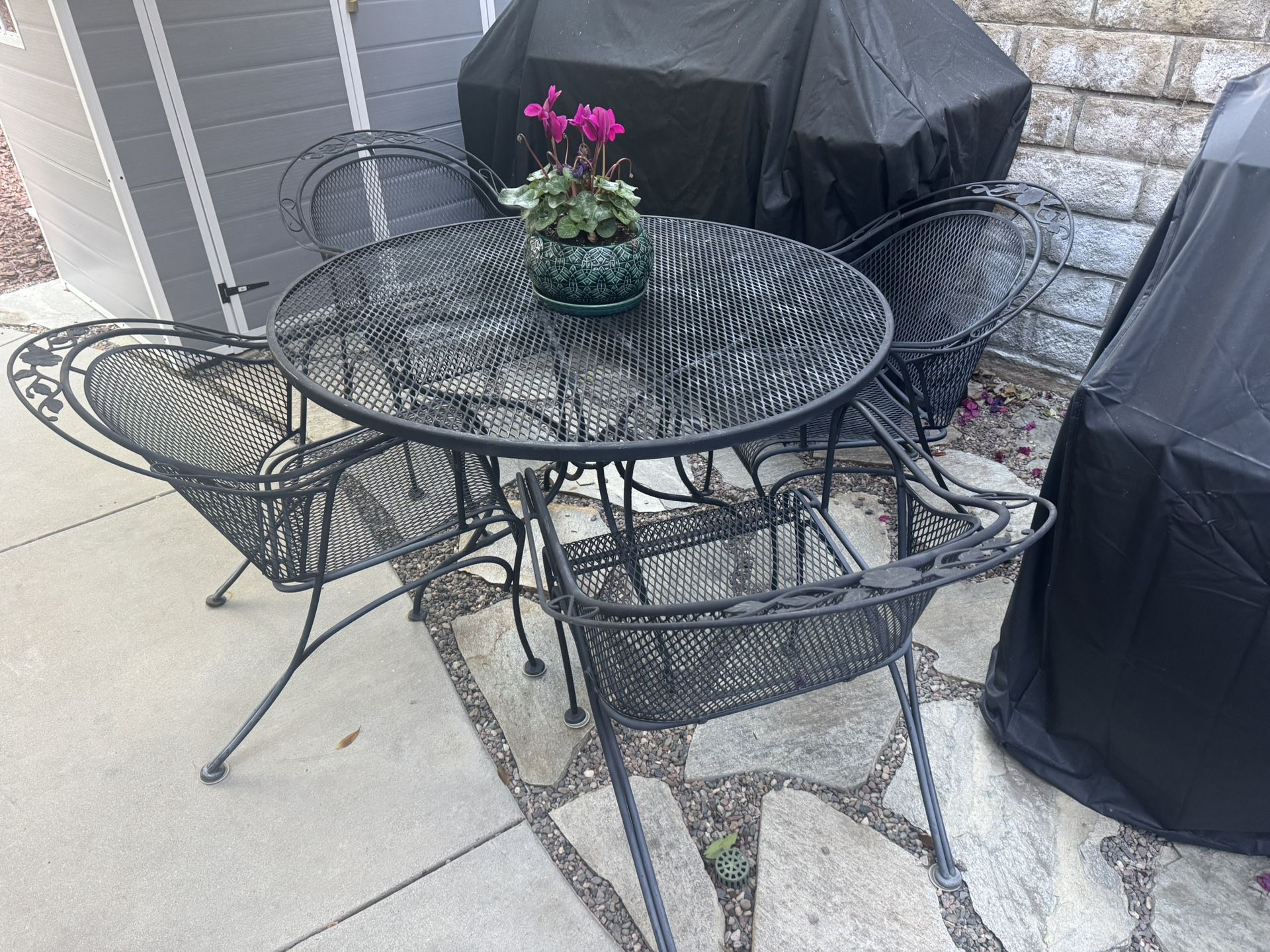 Round metal outdoor table and 4 chairs