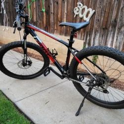 Giant Mountain Bike Size Large Wheels 27.5 Speeds 21 Disc Brakes 