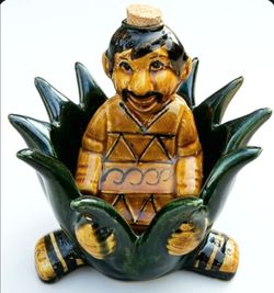 VINTAGE MEXICAN MAN IN AGAVE PLANT TEQUILA DECORATIVE DECANTER DECOR.