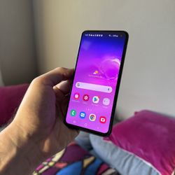 Samsung galaxy S10e 128GB Unlocked to any carrier! Like new!