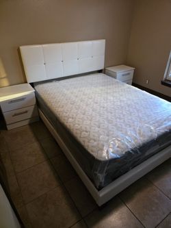 Cama Con Colchón Y 2 mesas de noche