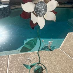 Metal Garden Decor – Flower with Ants