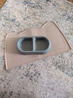 Cat food and water bowl with mat