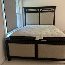🛏️ Queen Bed Set – Like New Frame + Plush Mattress – $300 (Paoli)