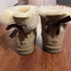 Kids UGG size 4