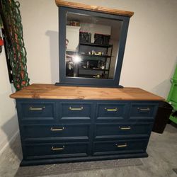 8 Drawer Dresser w/ Mirror