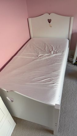 Twin bed with twin memory foam mattress
