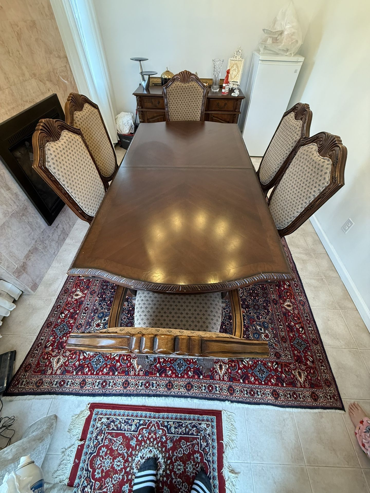 Elegant Vintage Solid Wood Dining Set – 7-Piece Set (Table, 6 Chairs, Buffet Cabinet) – Excellent Condition