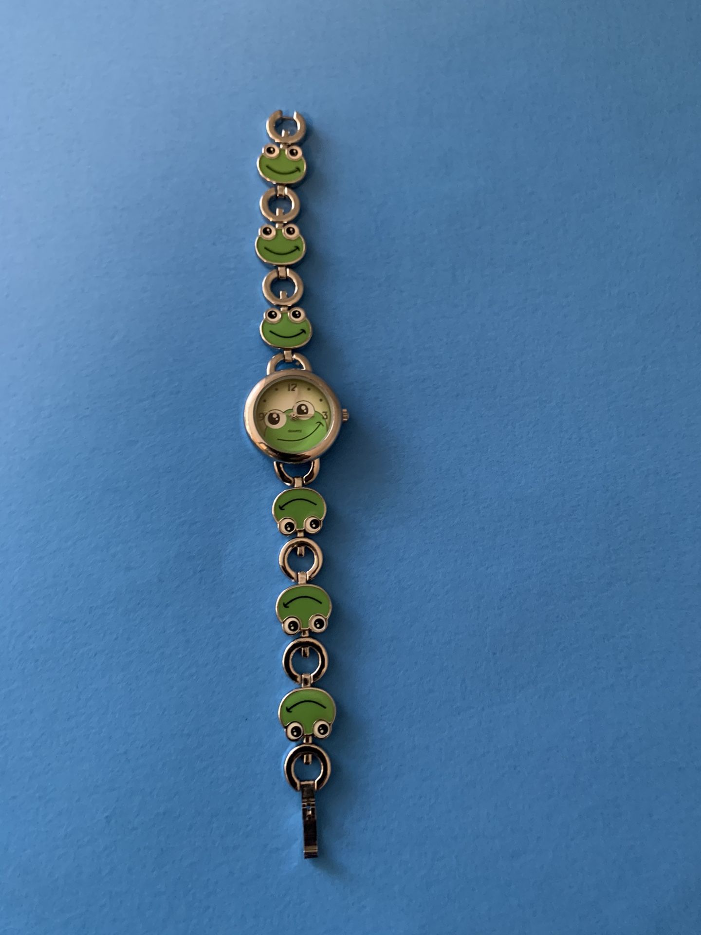 The wristwatch works well shines in good condition