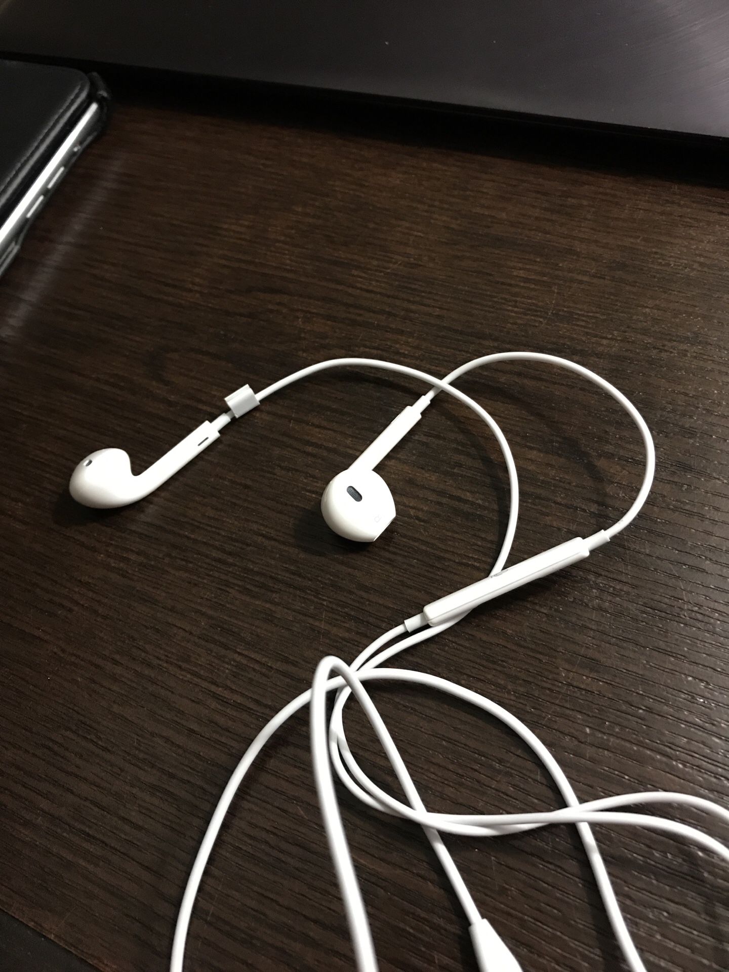 Apple earbuds with microphone and volume adjustment