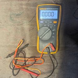 Fluke 110    TRUE RMS MULTIMETER