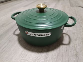 Le Creuset Dutch Oven, 5.5qt, Brand New Never Used, Retail $435 plus tax, asking 190