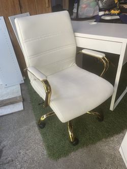 BEAUTIFUL WHITE CHAI FOR THE DESK IN GOOD CONDITIONS 