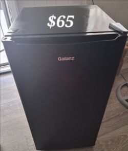 Galanz mini fridge $65