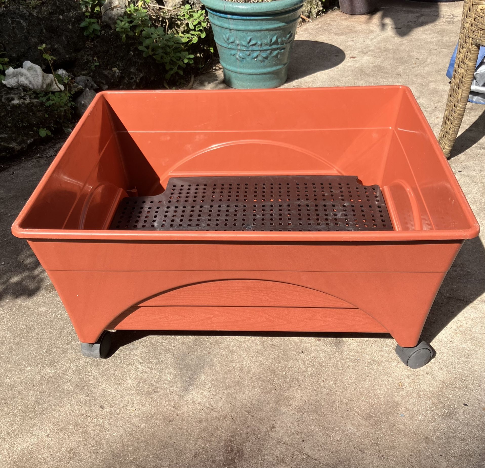 24” Raised Garden Bed with Casters: 24”W x 20”D x 9”H