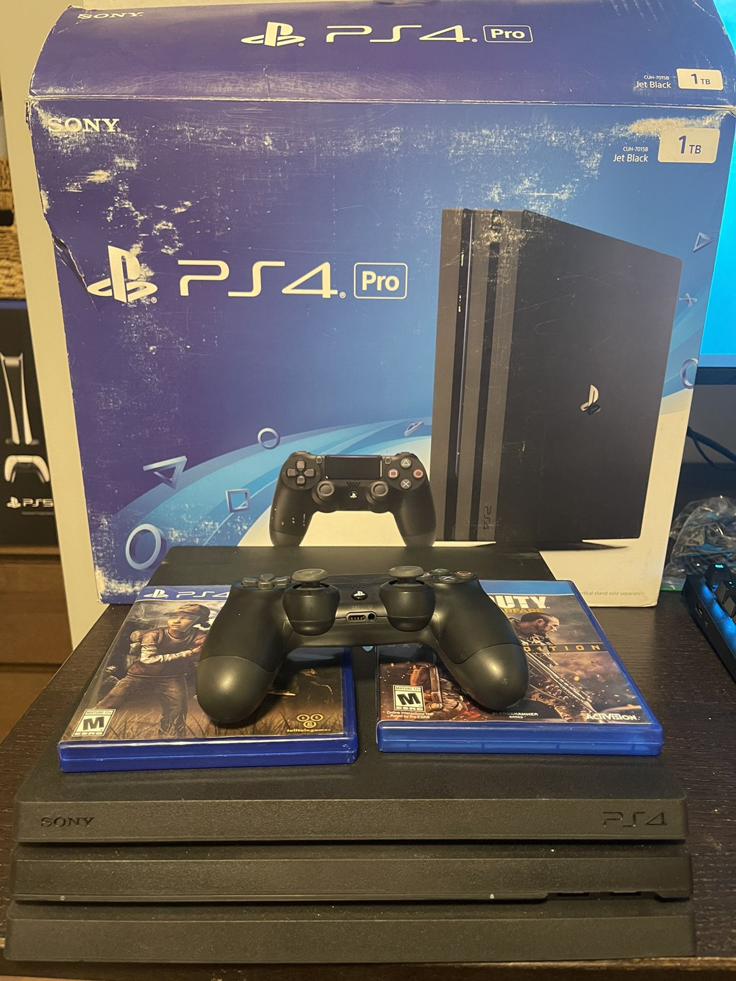 PlayStation 4  Pro - 2 Games - 1 Controller