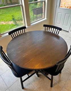 Round dining table