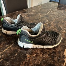 Nike Dynamo Free Se Green Strike Kids Boys Shoes Size 13C