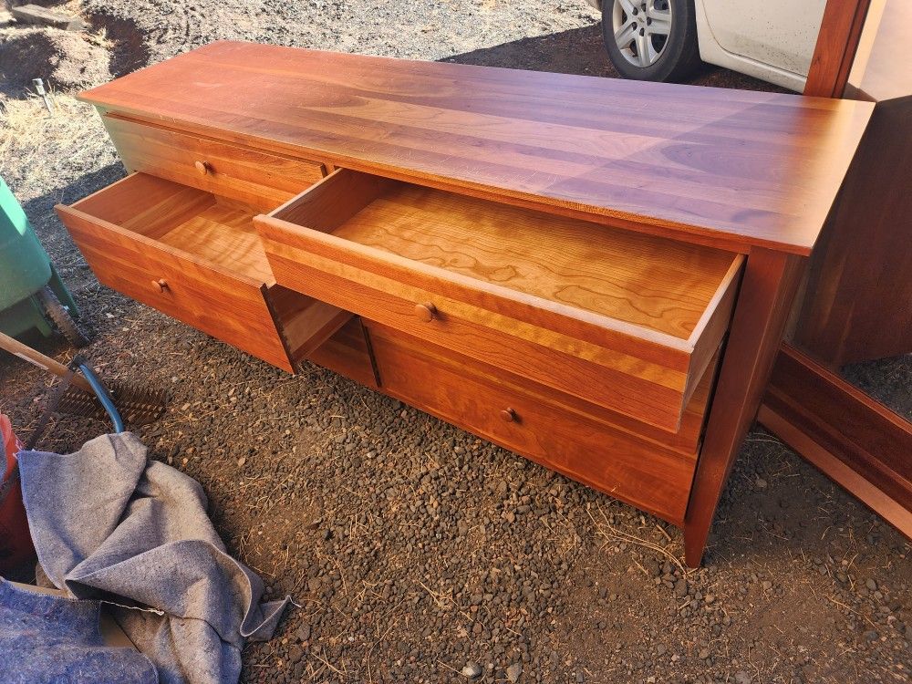 Ethan Allen Dresser With Mirror