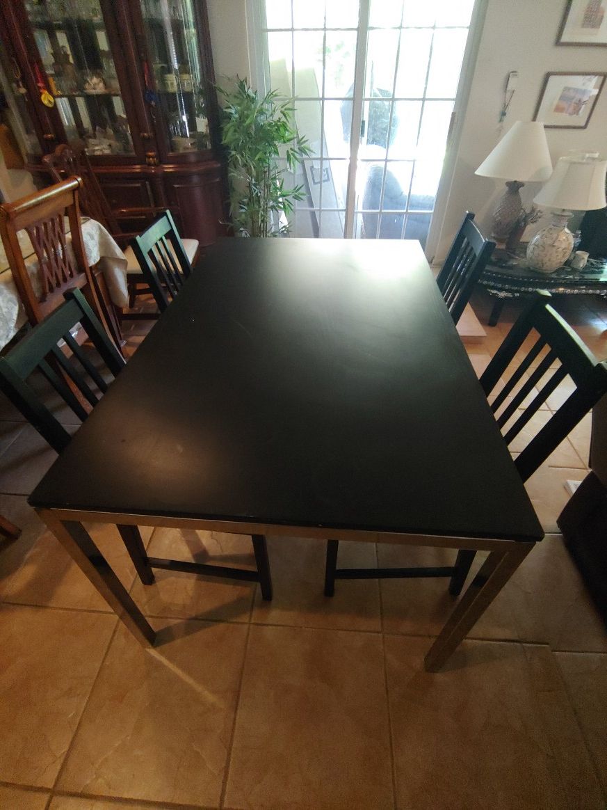 Dining table with 4chairs.