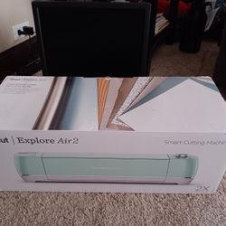 Cricut 2 With Extras Bundle Laptop Monitor And Speakers