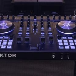Traktor Kontrol S4 mk2 w/ ODYUSA LED Flight Case