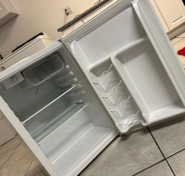 Magic Chef | HMBR265E1 | 2.6 cu ft. Mini Fridge