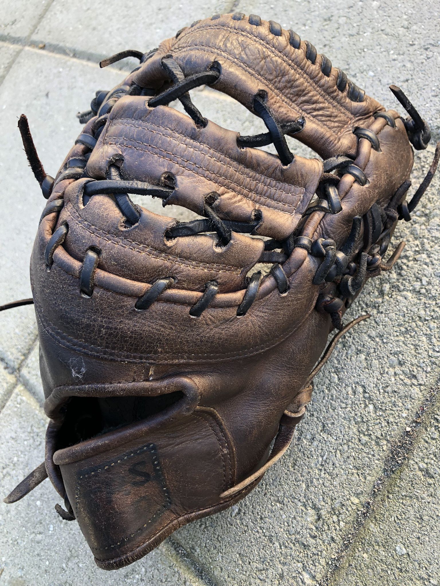 Mizuno Baseball Glove First Base Pro First basemen Glove In Solid Condition $100 firm