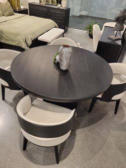 Modern Stylish 5 pc Round Dining set!!