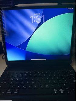 iPad 12.9 inch 6th Gen 1TB with apple pencil and keyboard case