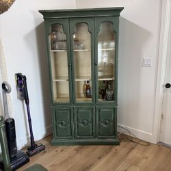 Table/ Chairs/ Hutch