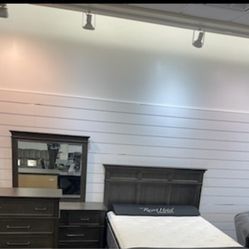 *Weekend Special!!!*---Floor Model Lindex Queen Bedroom Sets---Only $999!!!---Delivery And Financing😉