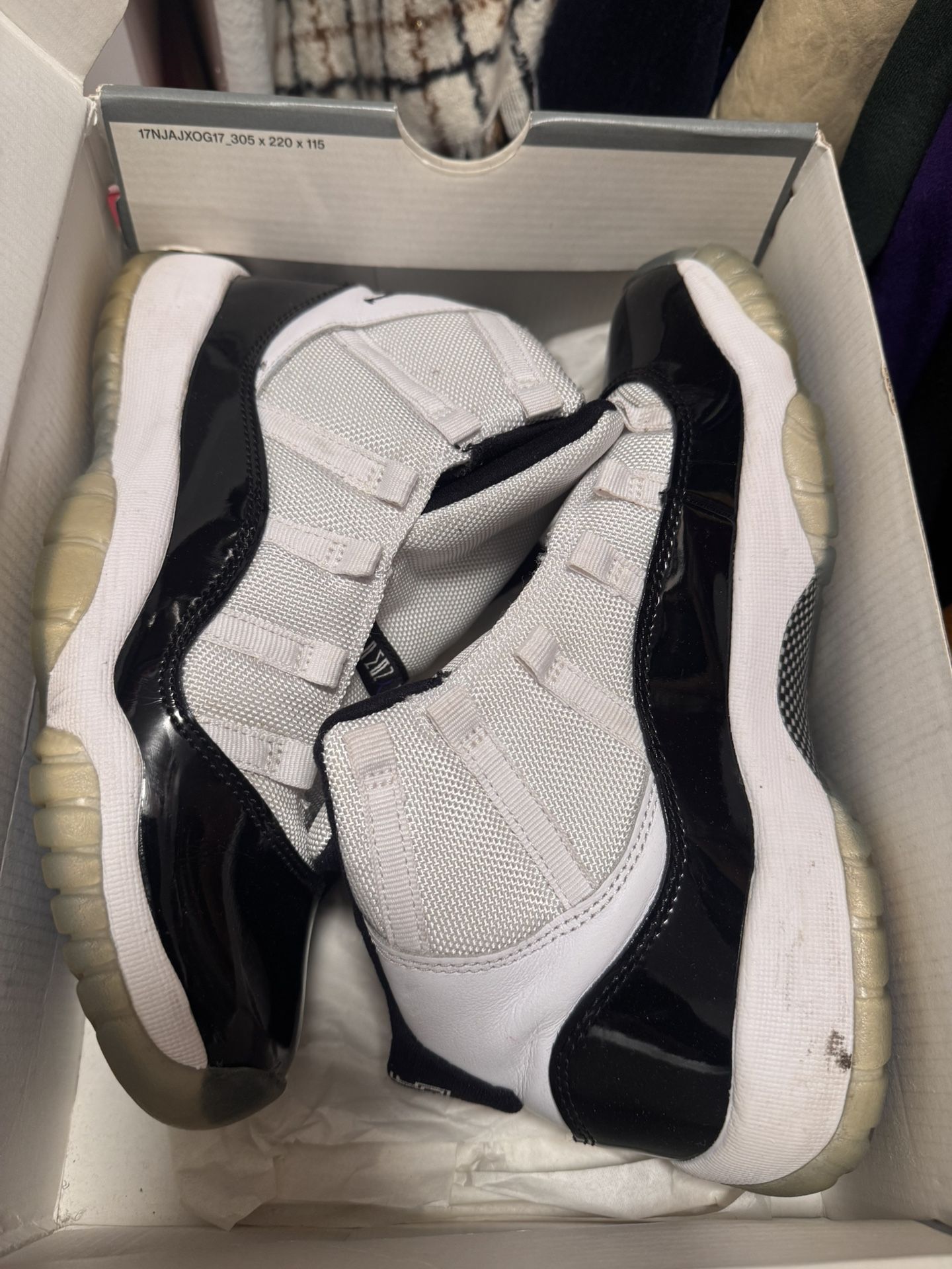 Jordan 11 Retro Black And Whit Size 7