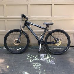 XC6 North rock Bike (BROKEN CHAIN)