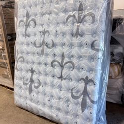 QUEEN / FULL MATTRESS STEARNS AND FOSTER ESTATE PILLOWTOP 