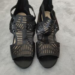 Elizabeth Claiborne Black Wedge. Size 11