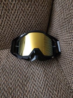 100% SKI/MOTORCYCLE GOGGLES.  GOLD LENS.  ADJUSTABLE STRAP.   NEW.  PICKUP ONLY 