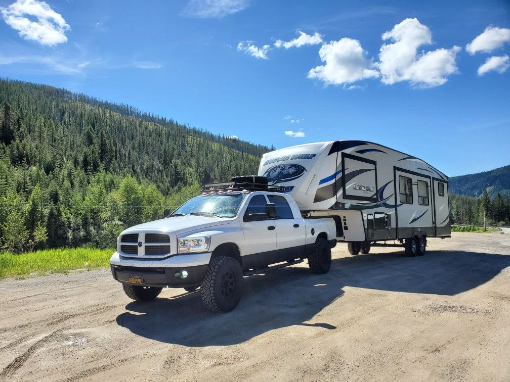 Fifth wheel travel trailer