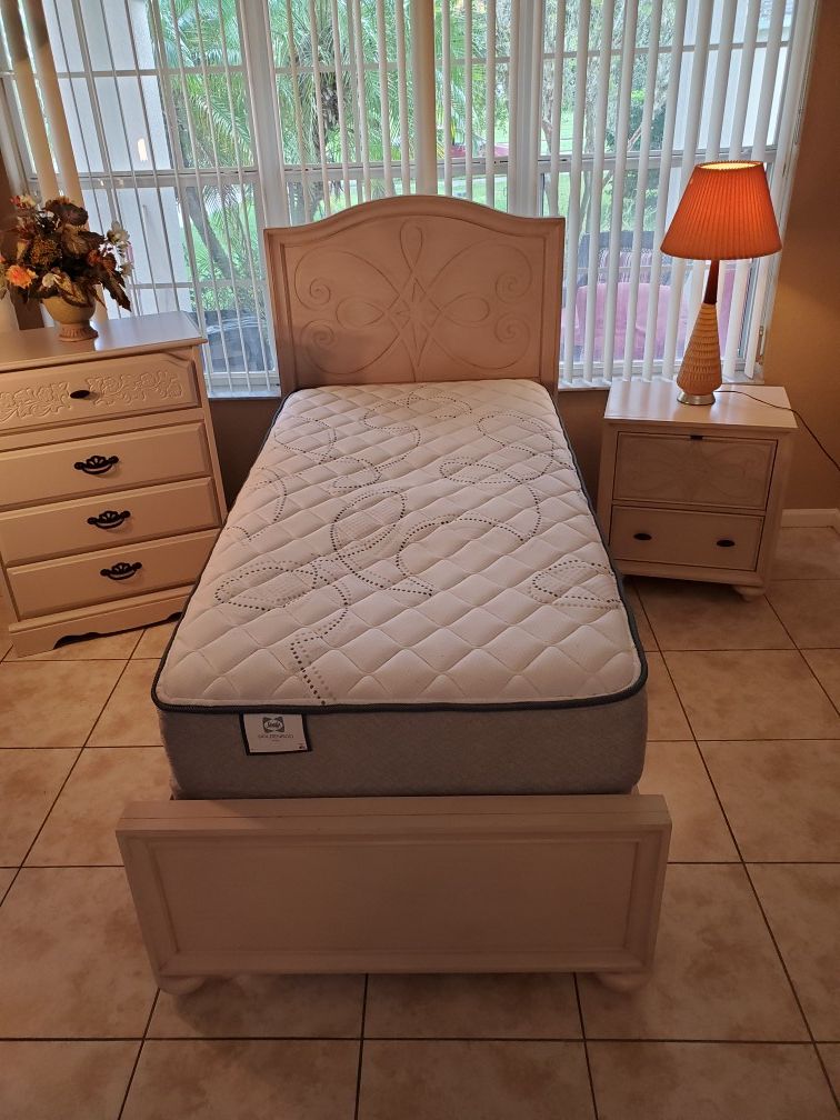 Twin bedroom set if interested plz read description!