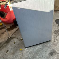 Mini fridge with freezer