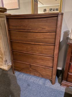 Beautiful Mid Century Modern Style Dresser Chest of Drawers MCM