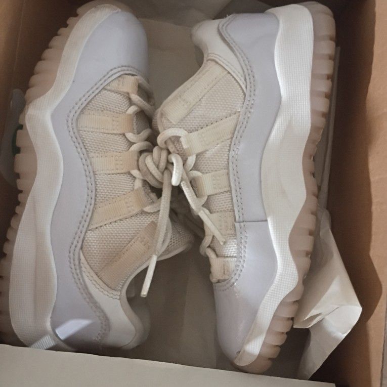 Jordan 11 Retro Low Pure Violet