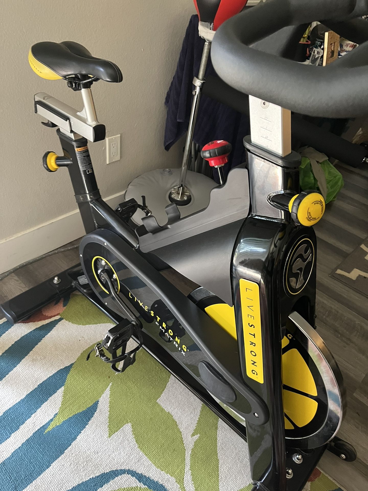 livestrong stationary bicycle LS5.0U Upright Bike Sports, Fitness & Outdoors Exercise Bikes Bicicleta Spinning Livestrong