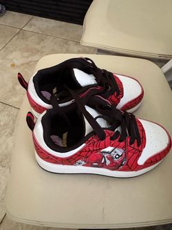 Spider-Man sneakers size 11 toddler boys great condition