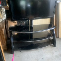  LG   47” Smart TV / With Stand 