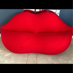 Red lip sofa couch